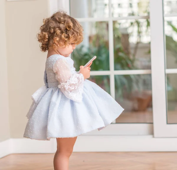 Belle Enfant Blonde Dans Une Robe Debout Jouant Avec Smartphone — Photo