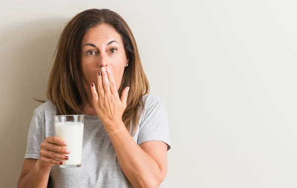 Medelålders Kvinna Dricka Ett Glas Färsk Mjölk Täcker Munnen Med — Stockfoto
