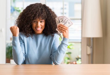 Duygu tezahürat Doları banka gurur çığlık ve zafer ve başarı çok heyecanlı, kutluyor notları tutan Afrikalı-Amerikalı kadın