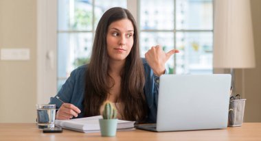 Genç öğrenci kadın ev el ve parmak ile mutlu yüz gülümseyen ile yukarı dönük öğrenim