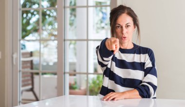 Orta yaşlı kadın kamera ve size, el işareti, pozitif ve kendinden emin bir jest ön parmak ile işaret