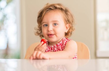 Çilek evde yemek mavi gözlü güzel sarışın çocuğun.