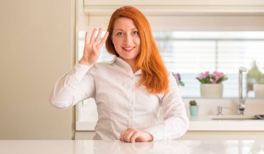 Kızıl saçlı kadına gösterilen ve parmakları ile işaret mutfak ise kendinden emin ve mutlu gülümseyerek dört numara.