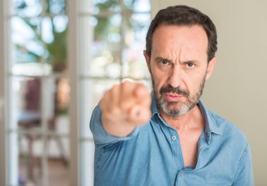 Kamera ve size, el işareti, pozitif ve kendinden emin bir jest ön parmak ile işaret yakışıklı orta yaş erkek