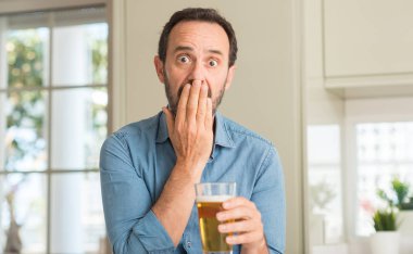 Orta yaş erkek bira kapak ağız el için hata, ifade korku, utanç ile şok ile içme sessizlik içinde gizli kavramı korkuttu