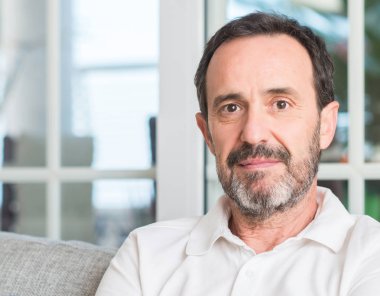 Yakışıklı orta yaş adam akıllı yüzünde ciddi düşünme emin bir ifade ile