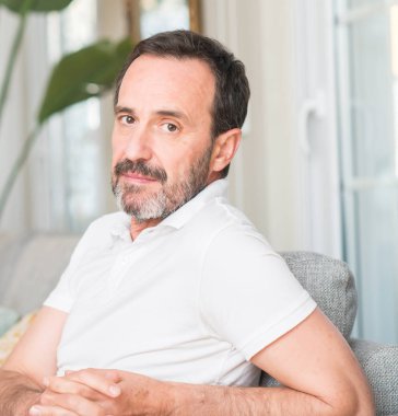 Yakışıklı orta yaş adam akıllı yüzünde ciddi düşünme emin bir ifade ile