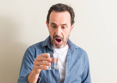 Komuta sizde içme suyu bir bardak bir sürpriz yüz, korkuyor ve heyecanlı korku ifadesi ile şok korkmuş