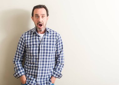 Komuta sizde bir sürpriz yüz, korkuyor ve heyecanlı korku ifadesi ile şok korkmuş