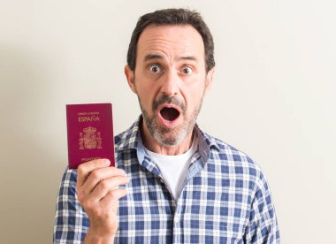 Komuta sizde holding İspanyol pasaportu bir sürpriz yüz, korkuyor ve heyecanlı korku ifadesi ile şok korkmuş