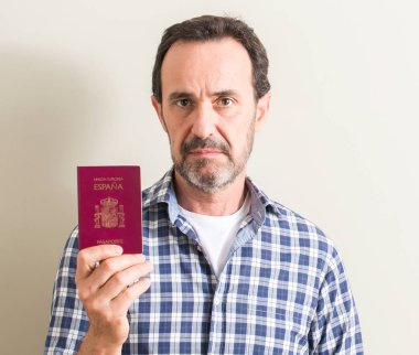 Komuta sizde ciddi düşünme akıllı yüzünde kendinden emin bir ifade ile İspanyol pasaportu holding