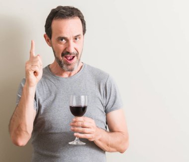 Komuta sizde içme kırmızı bir fikirle sürpriz bir bardak şarap ya da gülen yüz, bir numara ile işaret parmağı soru