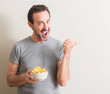 Komuta sizde yemek patates cipsi el ve parmak ile yukarı dönük mutlu yüz gülümseyen ile