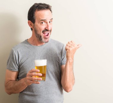 Komuta sizde el ve parmak ile yukarı dönük mutlu yüz gülümseyen ile bira içmek