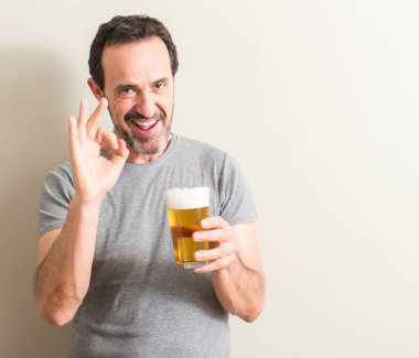 Komuta sizde parmak, mükemmel sembolü ile ok işareti yaparken bira içmek