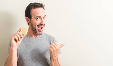 Komuta sizde el ve parmak ile yukarı dönük mutlu yüz gülümseyen ile limon meyve tutan