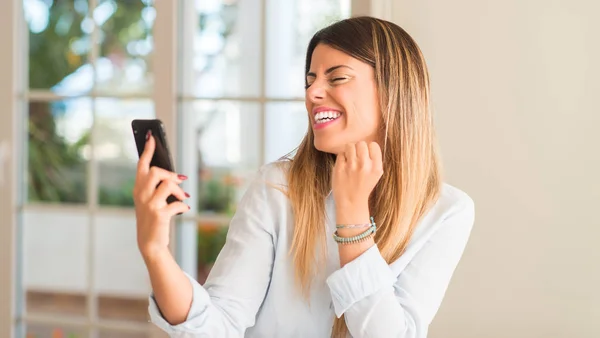 Jovem Mulher Sorrindo Feliz Usando Smartphone Segurando Telefone Celular Olhando — Fotografia de Stock