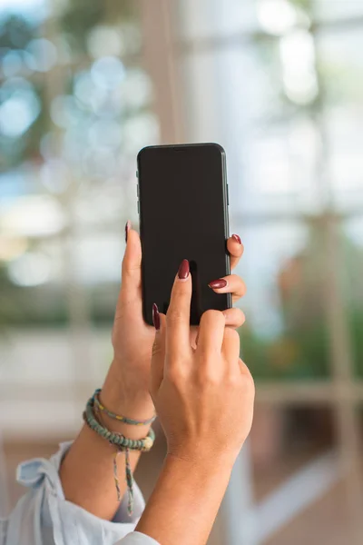 Mulher Usando Smartphone Casa — Fotografia de Stock