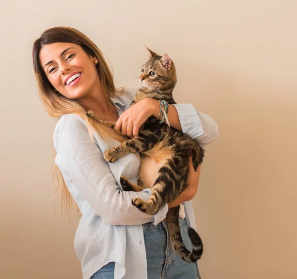 Junge Schöne Frau Lächelt Kuschelkatze Mit Liebe Hause — Stockfoto