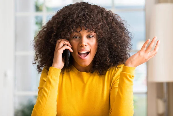 African American Woman Med Smartphone Mycket Glad Och Upphetsad Vinnare — Stockfoto