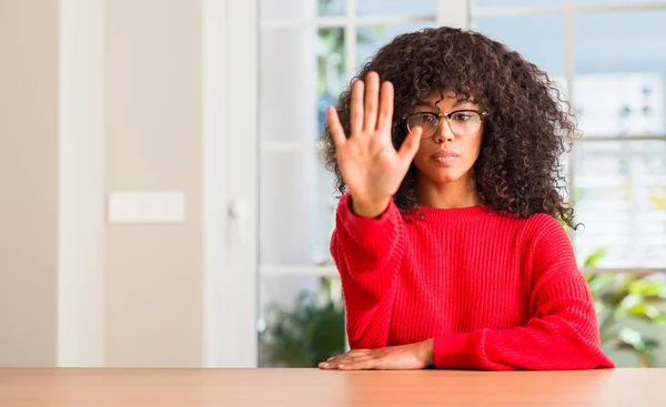 Mujer Afroamericana Usando Gafas Con Mano Abierta Haciendo Stop Sign —  Fotos de Stock