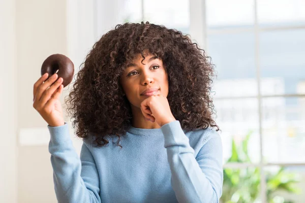 Unga Afroamerikanska Kvinna Som Håller Chocolate Donut Hem Allvarligt Ansikte — Stockfoto