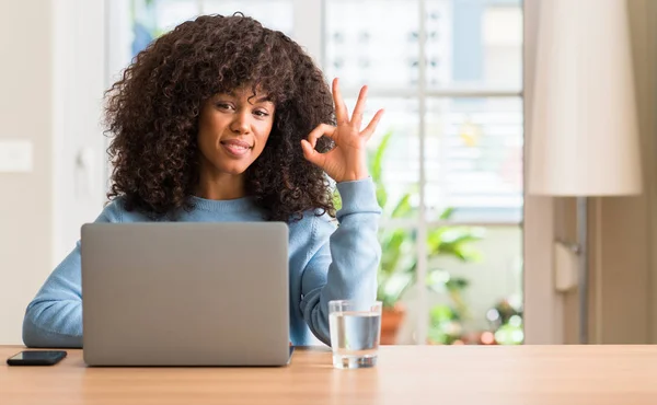 Mujer Afroamericana Usando Computadora Portátil Casa Haciendo Signo Con Los — Foto de Stock