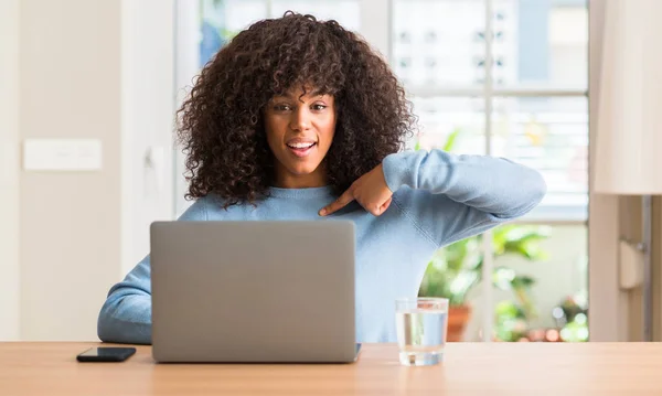 Mujer Afroamericana Usando Computadora Portátil Casa Con Cara Sorpresa Señalando — Foto de Stock