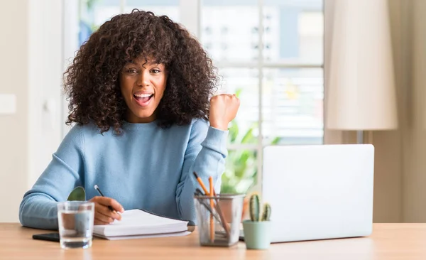 African American Kobieta Studia Domu Pomocą Komputera Laptopa Krzyczy Dumny — Zdjęcie stockowe