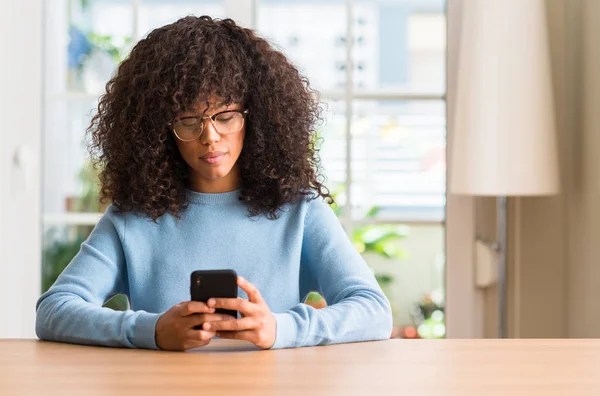 Mulher Americana Africana Bonita Usando Smartphone Com Uma Expressão Confiante — Fotografia de Stock
