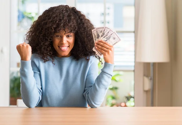 Afrikanische Amerikanerin Hält Dollarnoten Der Hand Schreit Stolz Und Feiert — Stockfoto