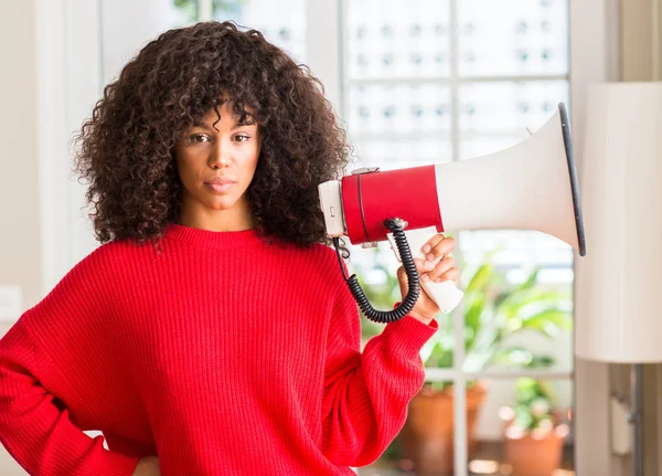 African American Kobieta Trzyma Głośnik Megafon Wyrażeniem Pewnie Twarzy Inteligentne — Zdjęcie stockowe
