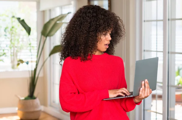 Mujer Afroamericana Pie Usando Computadora Portátil Casa Asustada Shock Con — Foto de Stock