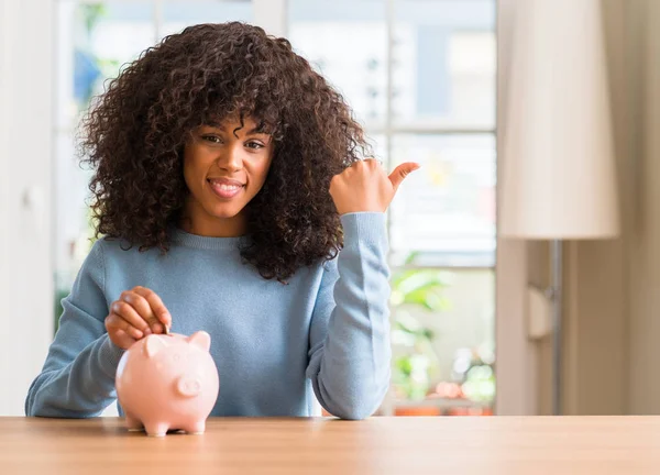 Афро Американських Жінка Економить Гроші Скарбничку Вказуючи Рук Пальцями Посмішкою — стокове фото