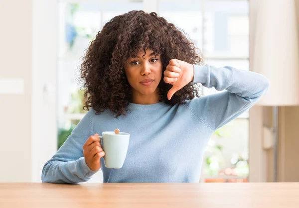 Afroamerikanska Kvinna Som Håller Kopp Kaffe Hemma Med Arga Ansikte — Stockfoto