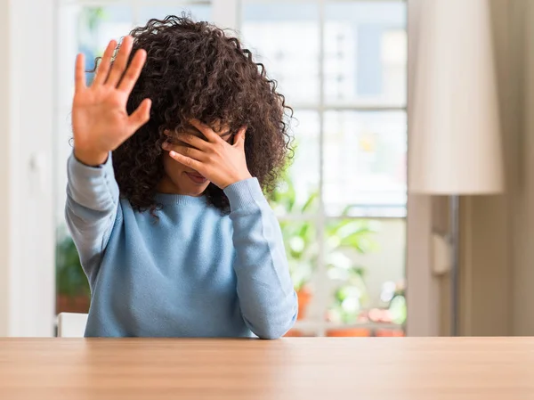 Femme Afro Américaine Maison Couvrant Les Yeux Avec Les Mains — Photo