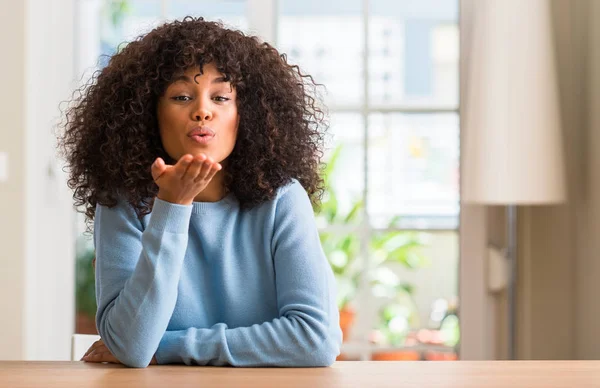 Mujer Afroamericana Casa Mirando Cámara Soplando Beso Con Mano Aire — Foto de Stock