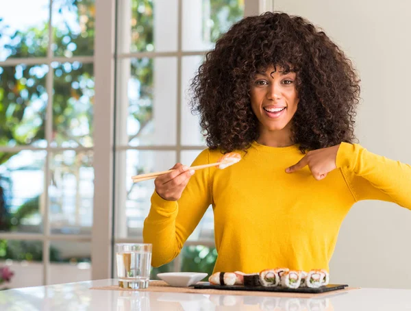 Africká Americká Žena Jíst Sushi Pomocí Hůlky Doma Překvapením Tvář — Stock fotografie