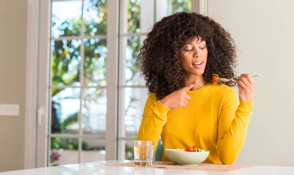 African American Woman Eating Pasta Salad Very Happy Pointing Hand — Stock Photo, Image