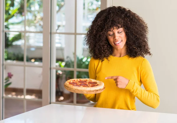 African American Kobieta Gotowa Jeść Smaczne Pepperoni Pizza Domu Bardzo — Zdjęcie stockowe