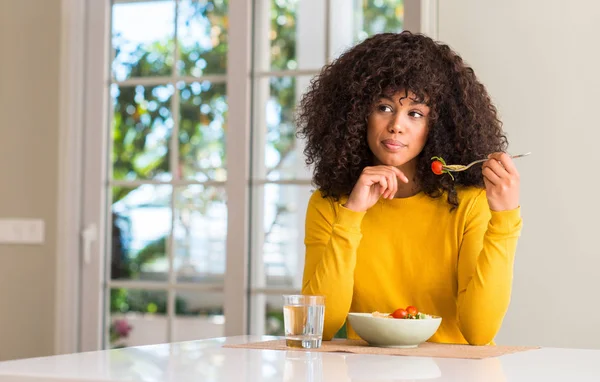 Africká Americká Žena Jíst Těstoviny Salát Vážná Tvář Přemýšlet Otázku — Stock fotografie