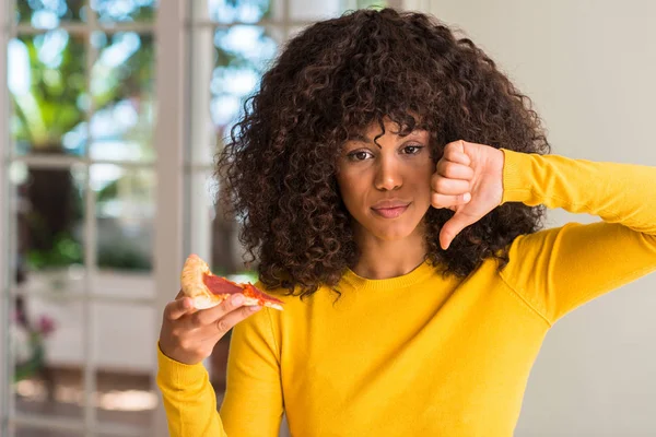 African American Kobieta Gotowa Zjeść Kawałek Pizzy Pepperoni Gniewną Twarz — Zdjęcie stockowe