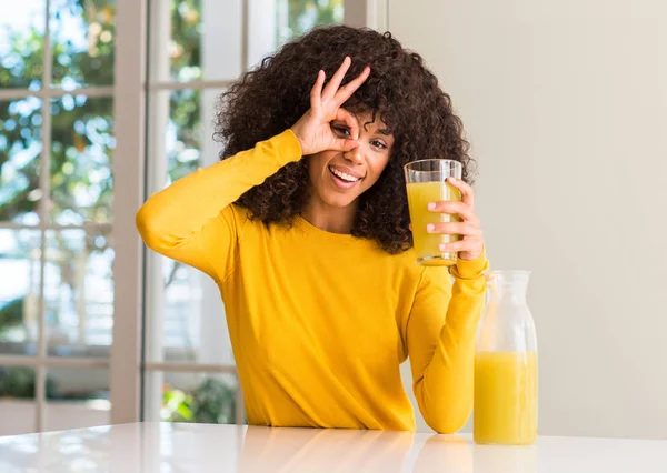 Afrikanisch Amerikanische Frau Trinkt Gesunden Fruchtsaft Hause Mit Glücklichem Gesicht — Stockfoto