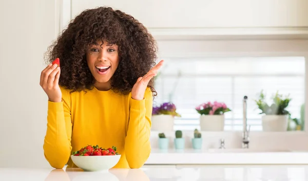 African American Vrouw Eten Aardbeien Thuis Erg Blij Opgewonden Winnaar — Stockfoto