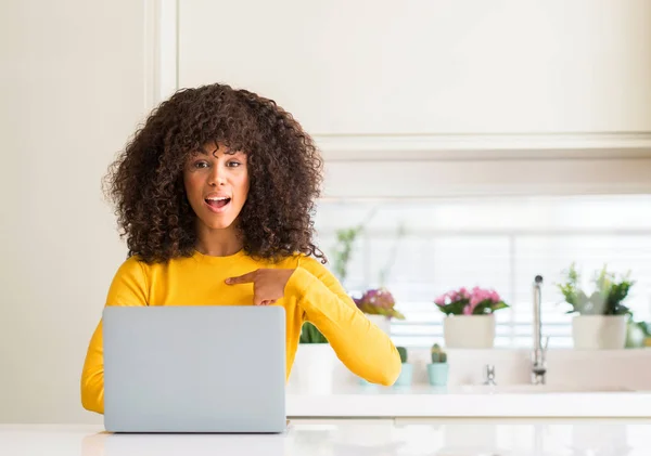 Mujer Afroamericana Usando Computadora Portátil Cocina Con Cara Sorpresa Señalando — Foto de Stock