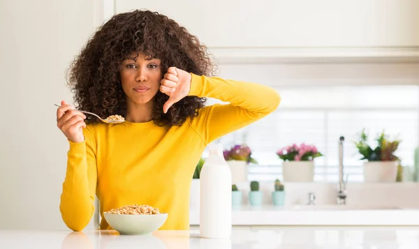 Afro Americana Comendo Cereais Leite Casa Com Cara Irritada Sinal — Fotografia de Stock