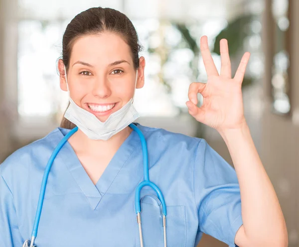 Junge Krankenschwester Mit Maske Und Stethoskop Tut Zeichen Mit Den — Stockfoto