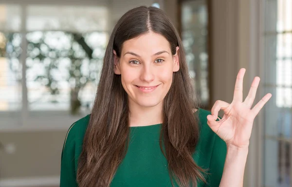 Junge Schöne Frau Hause Dabei Zeichen Mit Den Fingern Ausgezeichnetes — Stockfoto