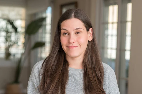 Joven Hermosa Mujer Casa Sonriendo Mirando Lado Mirando Hacia Otro — Foto de Stock