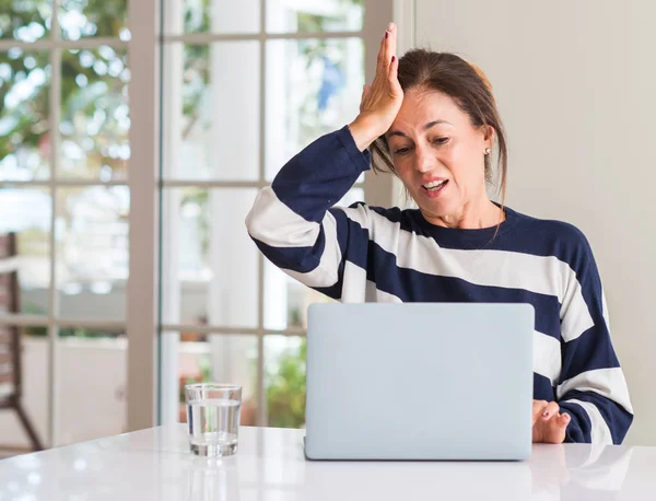 Średnim Wieku Kobieta Domu Pomocą Laptopa Podkreślił Ręki Głowie Wstrząśnięty — Zdjęcie stockowe
